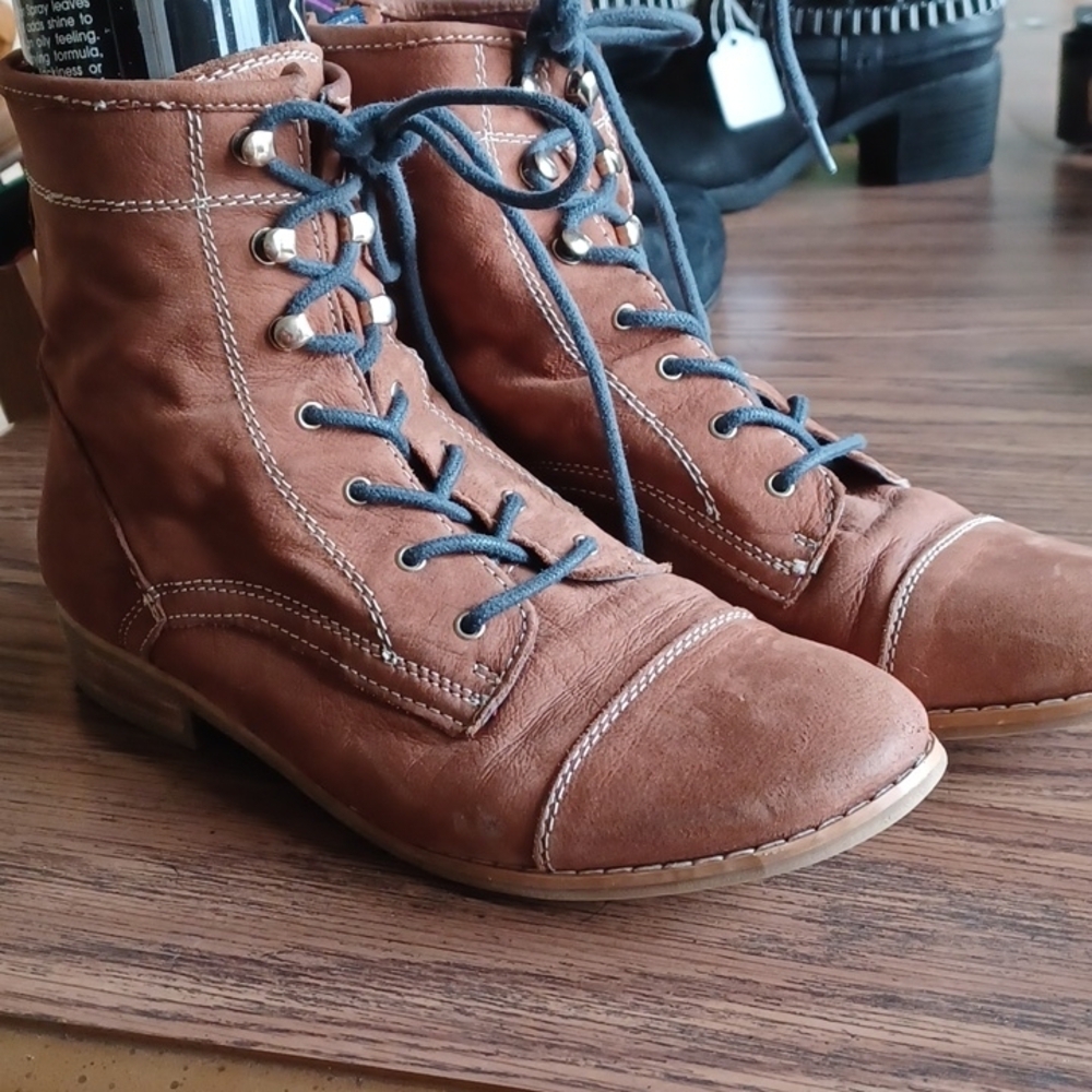 Tommy Hilfiger Twevie leather ankle boots. EUC, 7.5M
